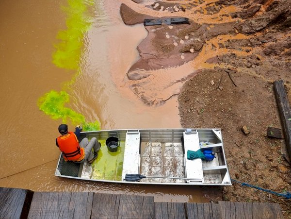 Corantes no rio Verde Grande para pesquisas