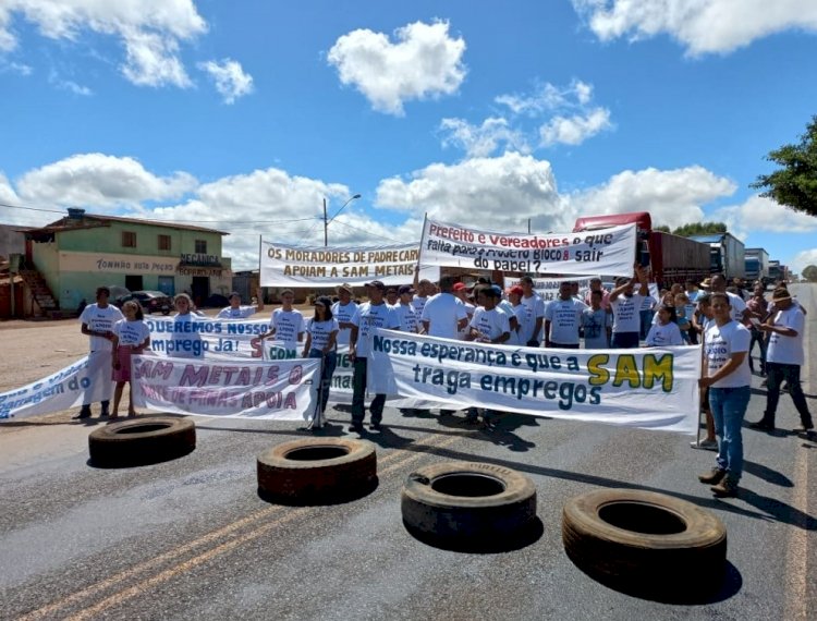 Moradores fecham rodovia em protesto no Norte de Minas