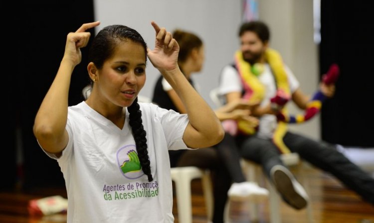 Agências bancárias em Uberlândia terão intérpretes de libras