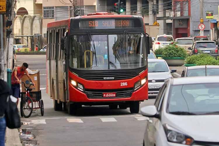 Micro-ônibus sem cobrador gera protesto em JF