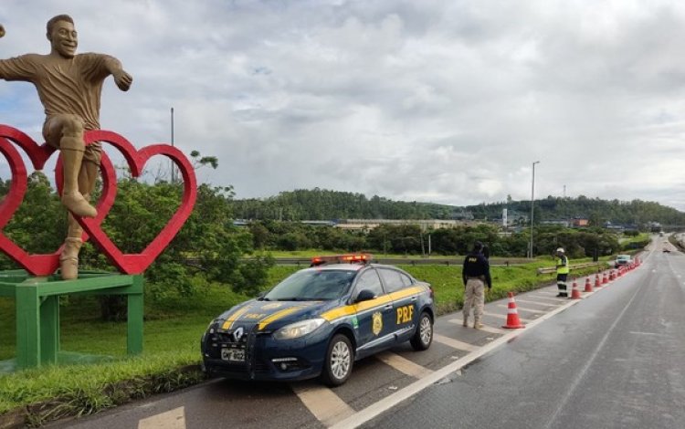 PRF sinaliza e isola trevo do Pelé na Fernão Dias