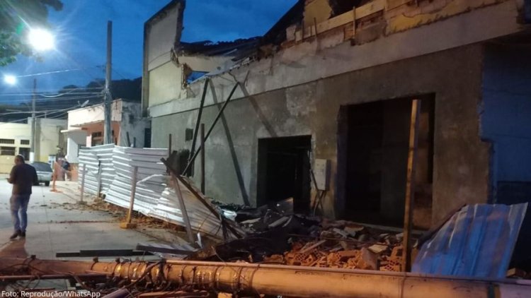 Fachada de cine teatro tombado desaba em Itabirito