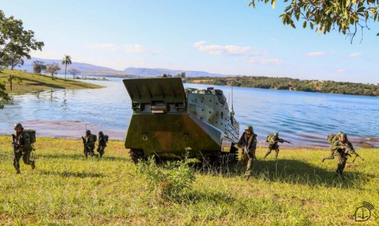 Marinha faz treinamento no Lago de Furnas