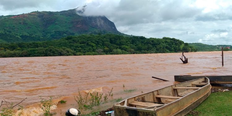 Rio Doce recebe esgoto sem tratamento
