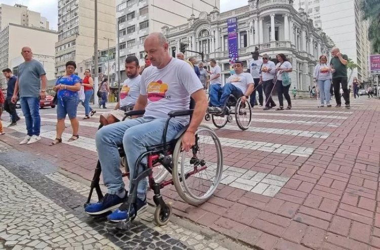 Vereadores usam cadeiras em ação