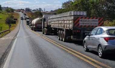 População bloqueia rodovia BR 491