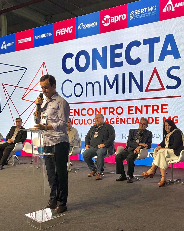 Deputado Arantes representa Assembleia no Conecta Com Minas 2025 e destaca importância da mídia regional e dos jornais impressos
