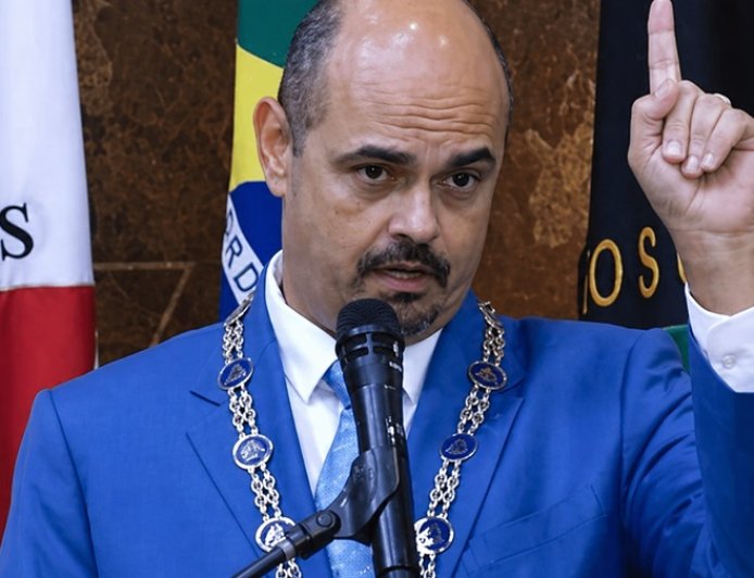 Críticas marcam atuação de Simões