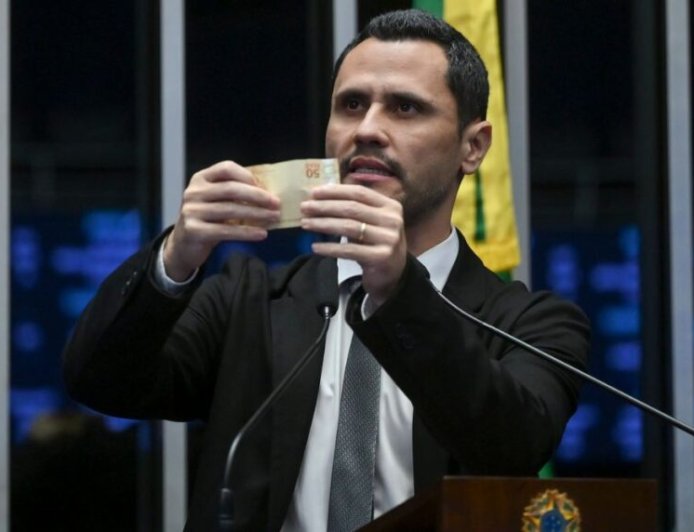 A rota do PR-SBS: o avião, o deputado, o piloto e as perguntas que Cleitinho precisa responder